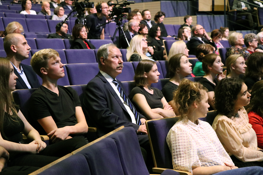 VIII_Forum_10 VIII_Forum_10