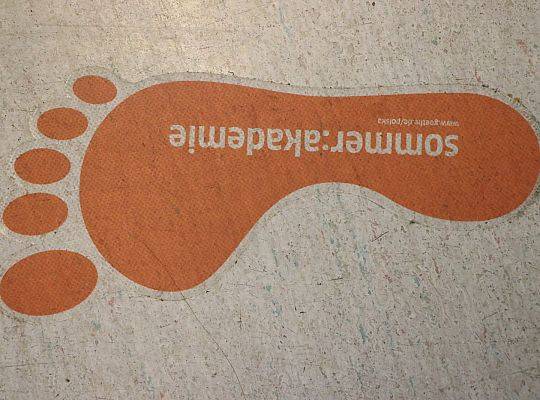 Ślady prowadzące na Akademię - nikt nie zbłądzi