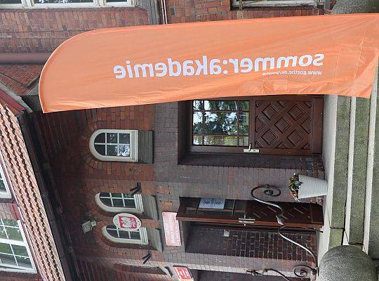 Przed wejściem do budynku CEN