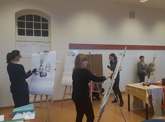 Kreatywne szkice węglem z elementami nauki rysunku sztalugowego