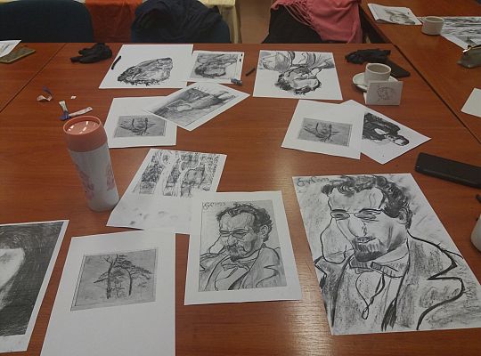 Kreatywne szkice węglem z elementami nauki rysunku sztalugowego