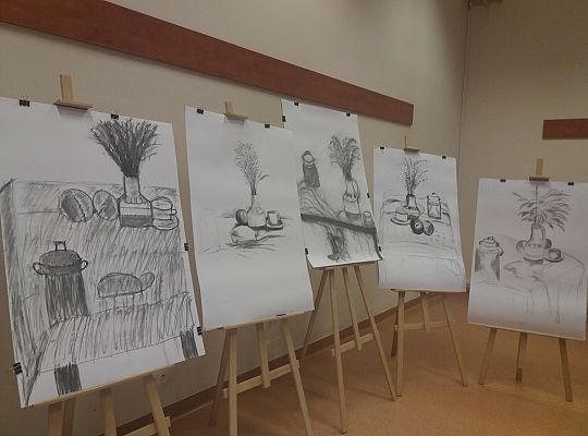 Kreatywne szkice węglem z elementami nauki rysunku sztalugowego