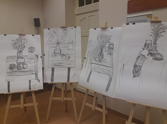 Kreatywne szkice węglem z elementami nauki rysunku sztalugowego