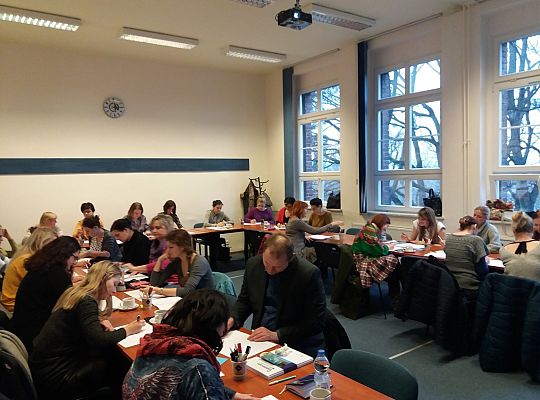 Kamishibai – teatr ilustracji – magia zamknięta w drewnianym pudełku