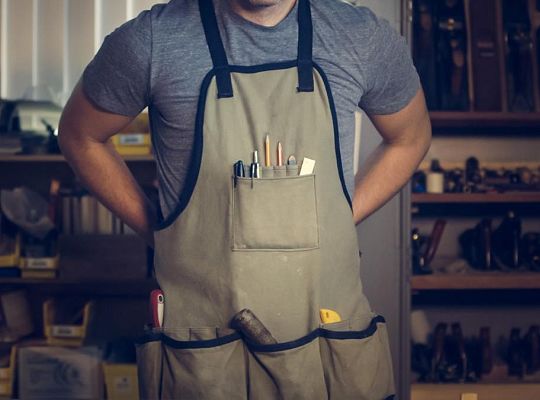 photo-of-man-wearing-gray-shirt-and-apron-374079